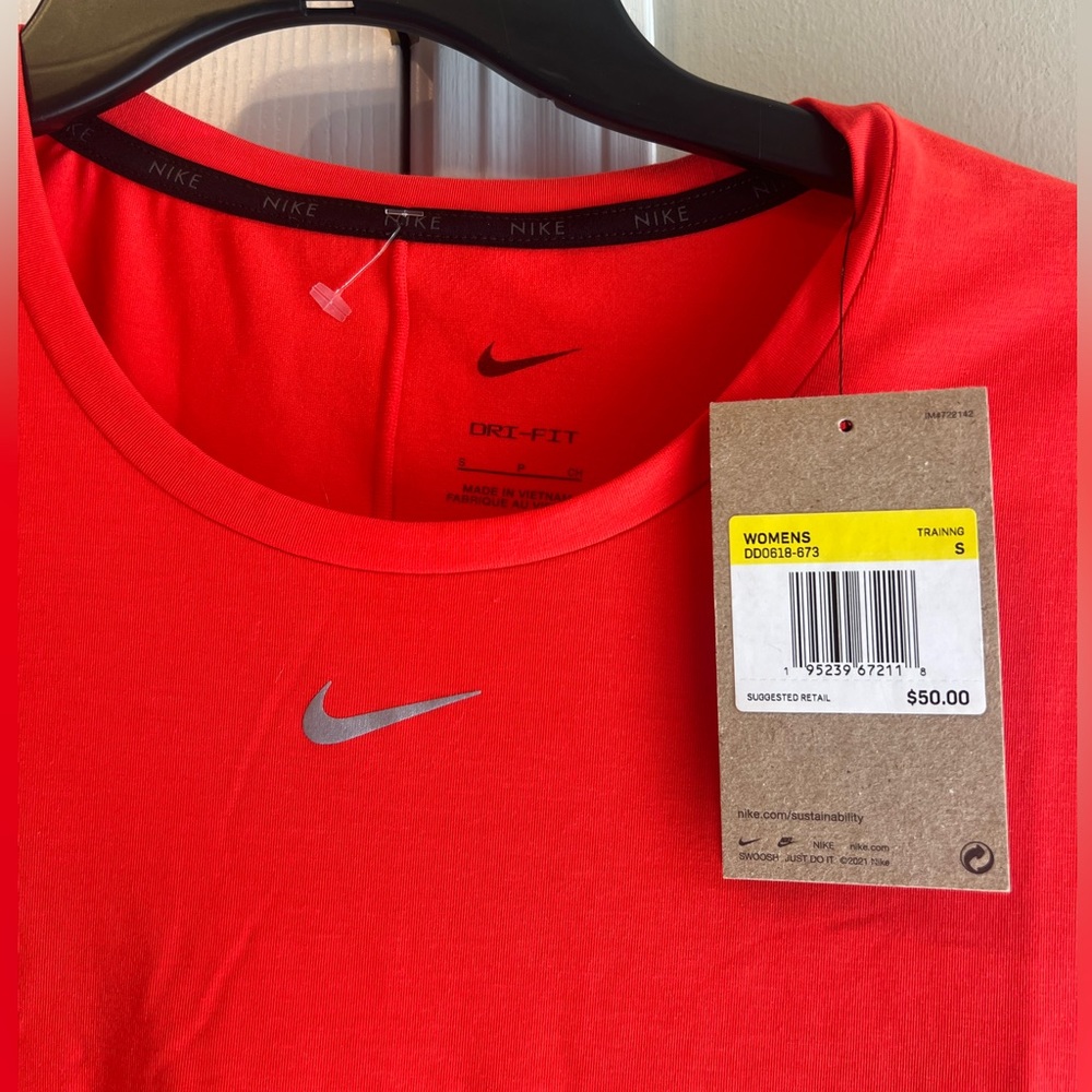 ⭐️NEW WITH TAGS⭐️ Women’s Nike t-shirt size S - Picture 6 of 9